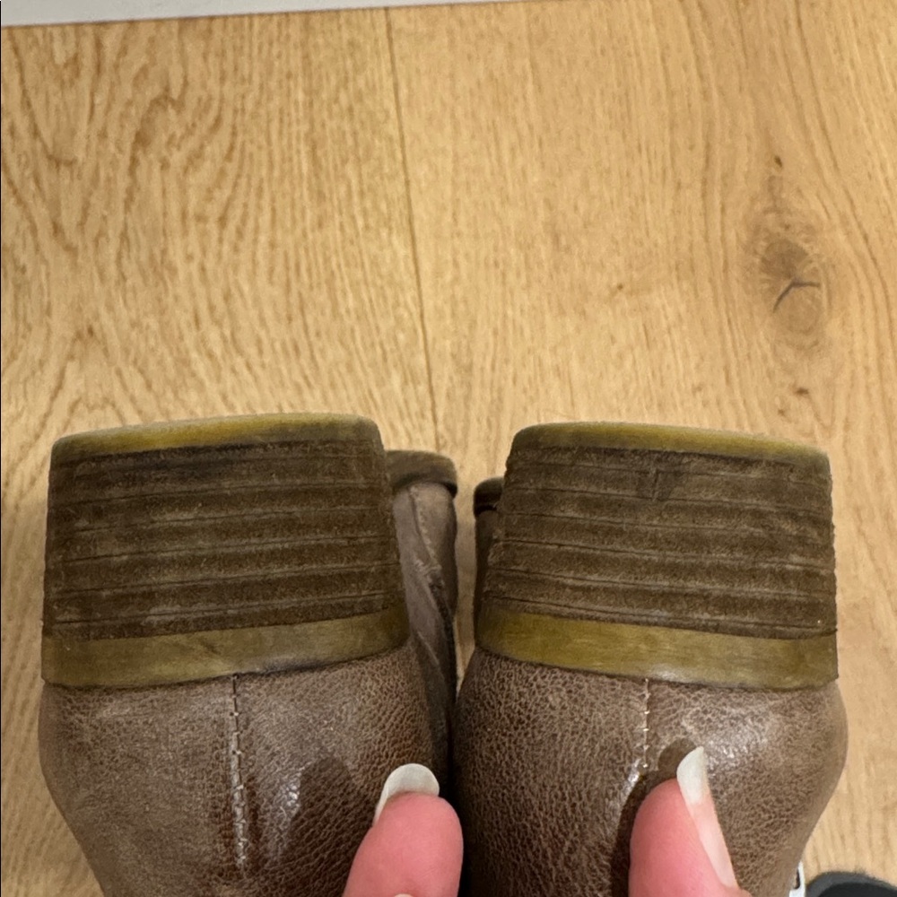 Lucky Brand LP Banda tan/taupe low zip heeled booties Sz 7 - Picture 10 of 11